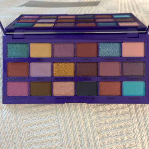 MAKEUP Revolution London I Heart Revolution Get Poppin’ Eyeshadow Palette - Picture 4 of 5